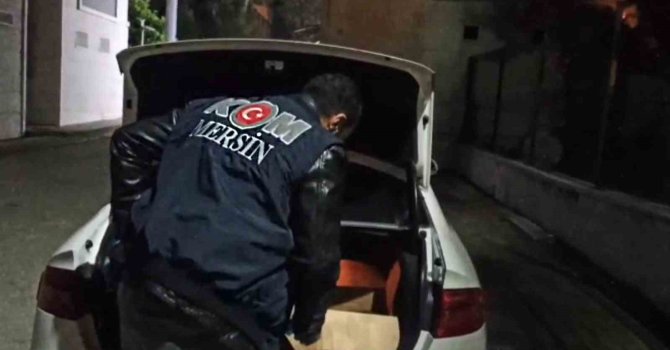 Otomobil değil silah deposu: 44 tabanca ele geçirildi