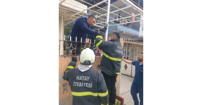 Çocuğun kolu demir korkuluğa saplandı