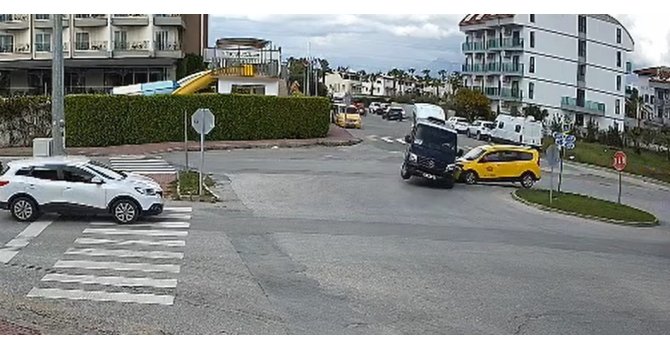 Minibüs ile ticari taksi kavşakta çarpıştı: 2’si turist 3 yaralı