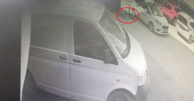 Bisiklet süren çocuğun kazada ölümden döndüğü an kamerada