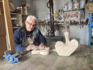Pandemide başlayan hobi ile köy evini sanat galerisine dönüştürdü