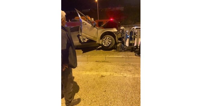 Bariyerlere saplanan otomobilin sürücüsü yaralandı