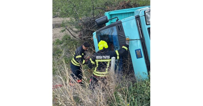 Kamyon devrildi, sürücü yaralı kurtuldu