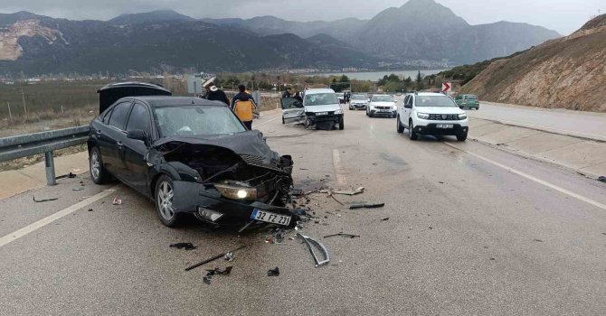 Isparta’da iki araç kafa kafaya çarpıştı: 3’ü ağır 8 yaralı