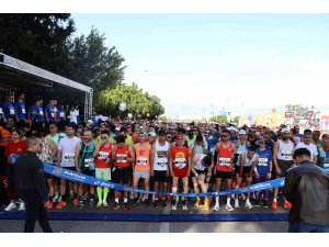 68 ülkeden 1800’ü yabancı,10 bin sporcu Runtalya’da koştu