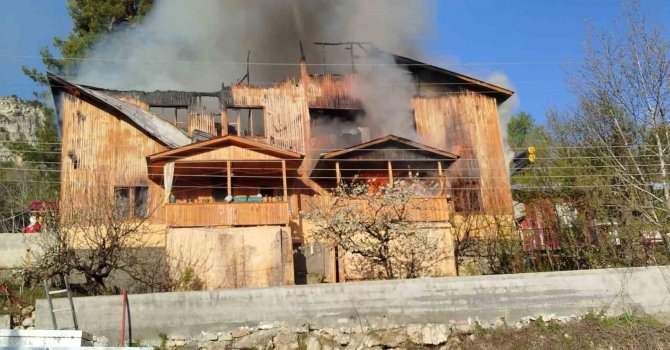 Mersin’de 3 katlı evde yangın