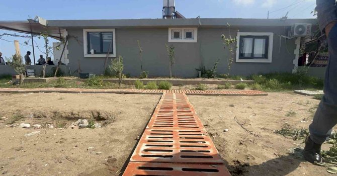 Kaçak yapının yıkımında dekor olarak kullanılan onlarca rögar kapağı dikkat çekti