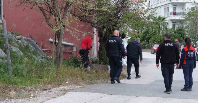 Bunalıma girip kayalıklara çıkan genç, ekipleri alarma geçirdi