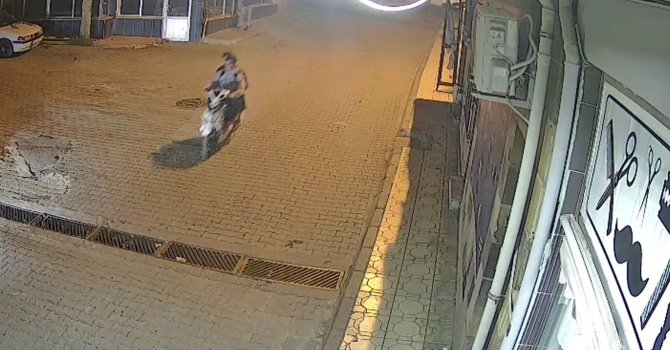 Alışverişe girdi motosikletinden oldu: O anlar kamerada