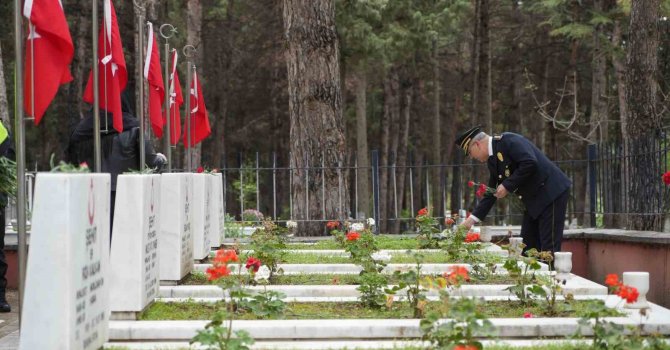 Burdur’da Polis Haftası dolayısıyla şehitlik ziyareti gerçekleştirildi