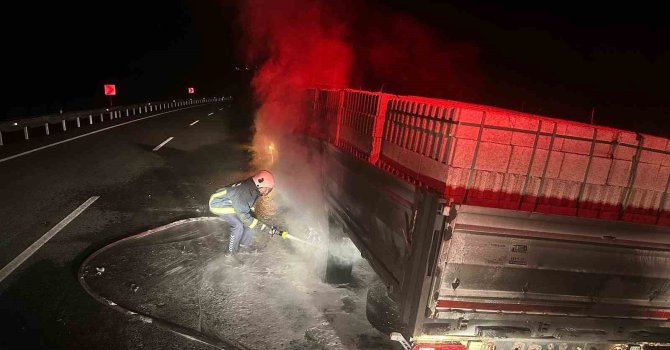 Akseki’de rampa inerken balataları yanan tır alev aldı