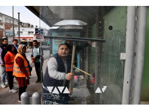 Osmaniye’de otobüs duraklarında genel temizlik çalışması