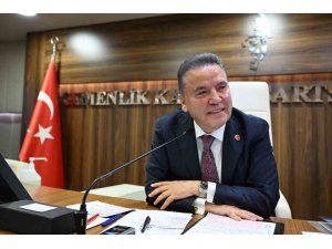 Başkan Böcek, memnuniyet anketinde zirveye yükseldi