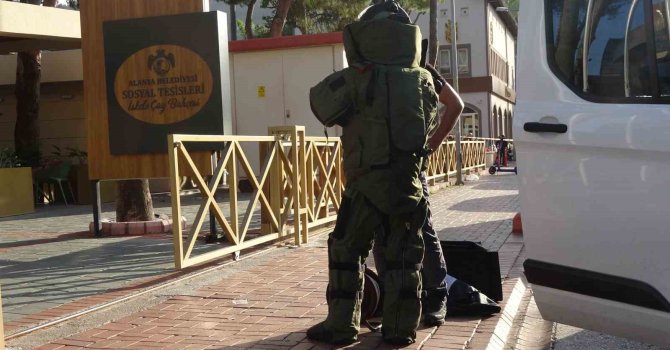 Alanya’da şüpheli valizden elbise çıktı