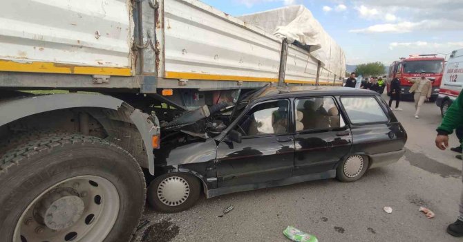 Otomobil tırın altına girdi: 2 yaralı