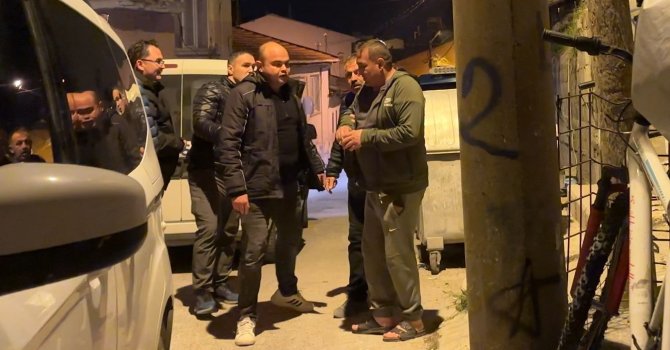 Ailesi ile tartışıp elinde tüfekle sokakta havaya ateş açan alkollü şahıs polise ecel teri döktürdü