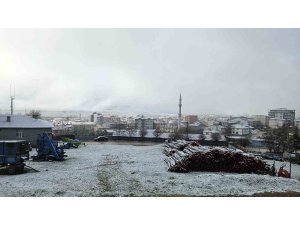 Adana’ya nisanda kar yağdı