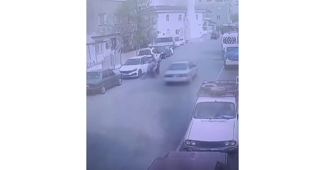 Dikkatsiz sürücünün kapıyı açmasıyla motosikletteki 2 kişi yere yığıldı: O anlar kamerada