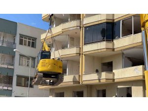 Yıkım için 12 katlı binanın üzerine 10 tonluk iş makinesi çıkarıldı