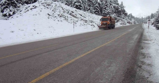 Antalya-Konya karayolunda kar etkisini kaybetti