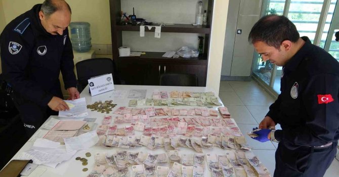 Dilencinin üzerinden emekli maaş dekontu ile birlikte 2 bin 479 TL, ziynet eşyası ve banka cüzdanı çıktı
