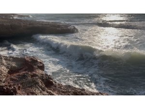 Hatay’da fırtına nedeniyle dev dalgalar oluştu