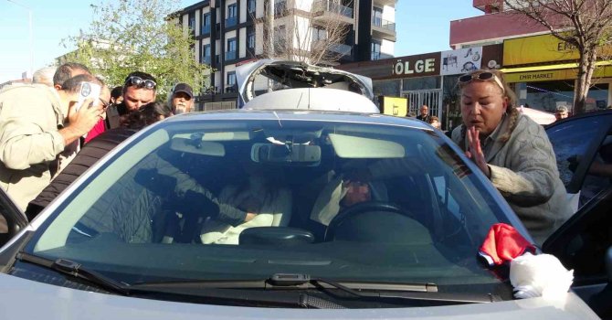 Sürücü kursu otomobiline arkadan çarptı: 3 yaralı