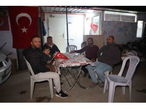 Konteyner kente kavga ihbarına gelen polisler pasta ve bayraklarla karşılandı