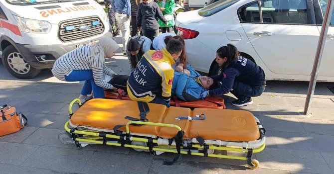 Otomobilin aynasına çarpan motosiklet park halindeki aracın altına girdi: 1 yaralı