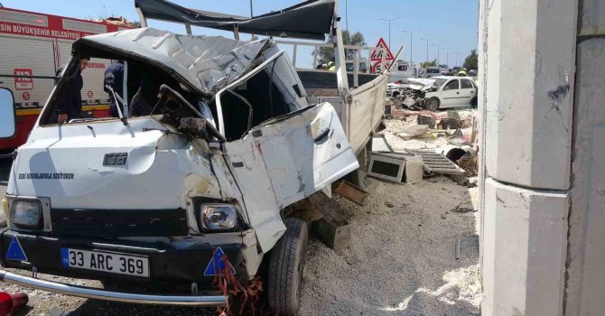 Otomobilin çarptığı kamyonet otoyol bağlantı köprüsüne vurdu: 1 ölü, 3 yaralı