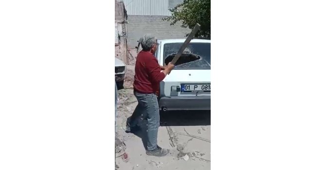 Kaportacıya kızdı, boyası dökülen aracının camlarını sopayla kırdı