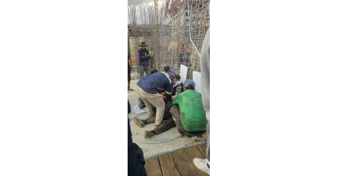 Demir beton kalıbı işçilerin üzerine düştü: 3 yaralı