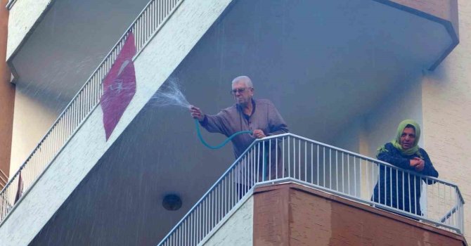 Alev alev yanan kamyonete damacana ve balkonlardan hortumla müdahale ettiler