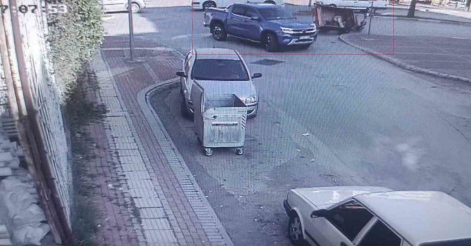 Kamyonetin çarptığı üç tekerli motosikletinin altında kaldı