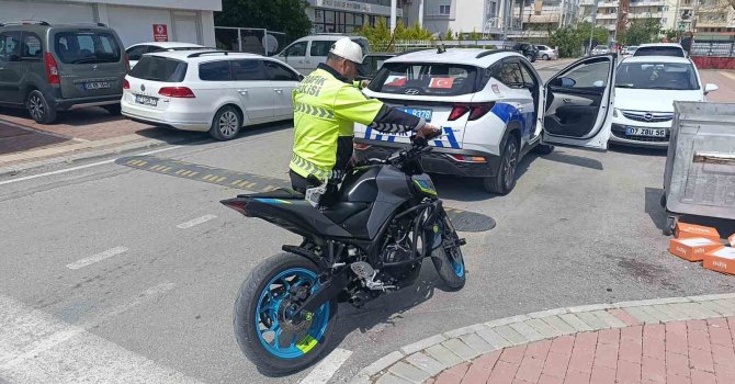 Plakasız motosiklet sürücüsünün son ihlali pahalıya mal oldu: 100 ceza puanından ehliyeti iptal edildi