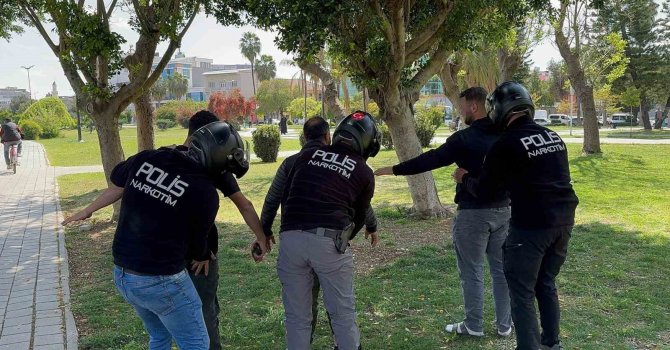 Adana’da park ve sokaklarda uyuşturucu içen 55 şahıs yakalandı