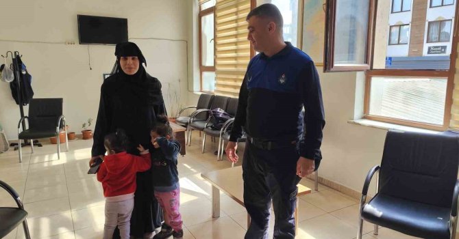 Zabıta sokak sokak kayıp kardeşlerin annesini aradı