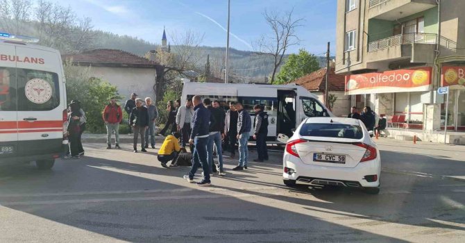 Burdur’da okul servisi ile otomobil çarpıştı: 5’i öğrenci 6 yaralı