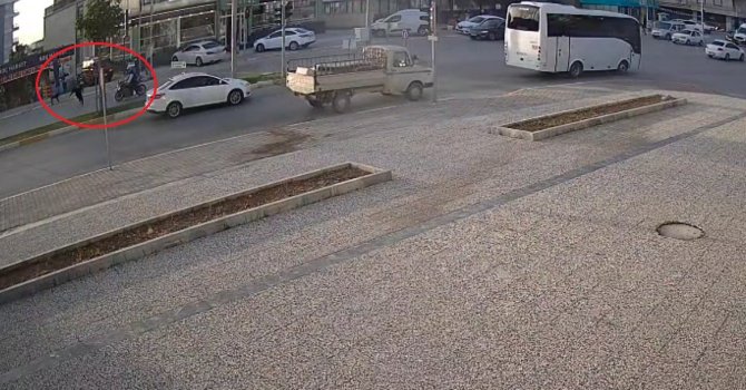 Sahipsiz köpekten korkarak yola fırlayan çocuğa motosiklet çarptı