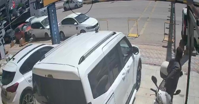 Hatay’daki ölümlü kazada 2 kadının metrelerce havaya uçtuğu anlar kamerada