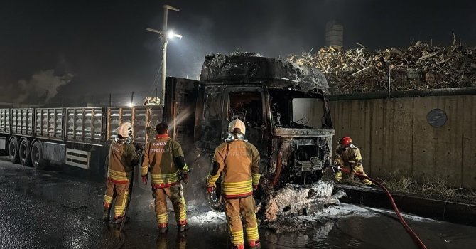 Hatay’da hurda yüklü tır alevlere teslim oldu