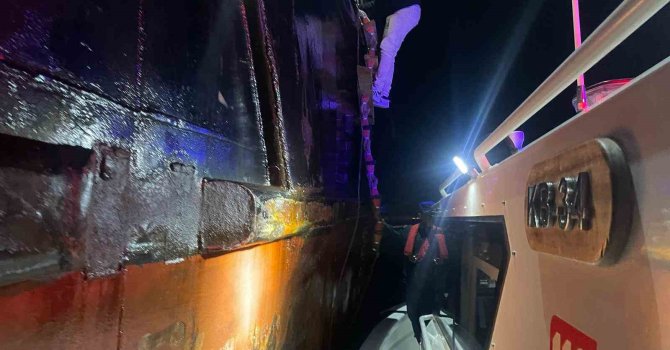 Uluslararası sulardaki gemide rahatsızlanan Türk kaptan, sahil güvenlik ekiplerince hastaneye ulaştırıldı