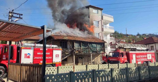 İki katlı evde çıkan yangında yaşlı kadın dumandan etkilendi