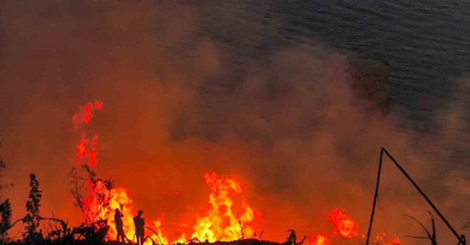 Muz bahçesinde çıkıp makilik alana sıçrayan yangın 5 saatte kontrol altına alındı