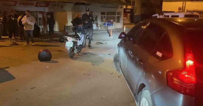 Otomobile çarparak savrulan motosikletin sürücüsü yaralandı