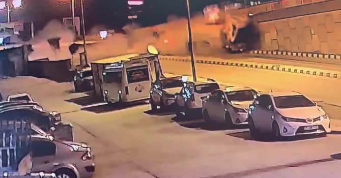 Freni patlayan arazöz otomobile ve üst geçit duvarına çarptı: 1 ölü, 1 yaralı