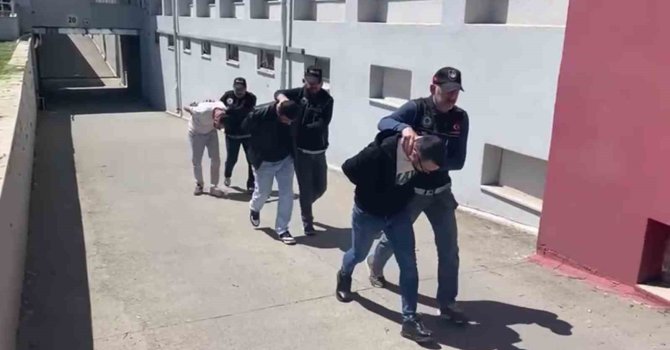 1 kilo 52 gram uyuşturucu ile yakalanan şüphelilerden "Satıcı değil içiciyiz" savunması