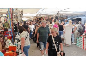 Otellerinden çıkan turistler minibüslerle akın akın bu pazara geliyor