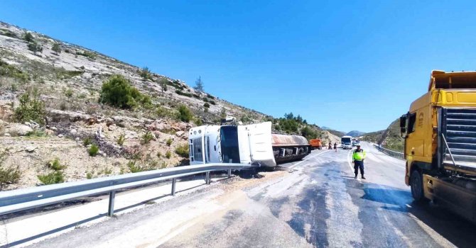 Devrilen tırda yüklü zift yola saçıldı