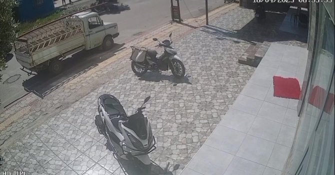 Motosiklete binmek isterlerken motosiklet çarptı: 3 kişinin yaralandığı kaza kamerada